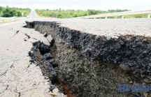 Vì sao đường 250 tỷ ở Gia Lai mới hoàn thành đã nứt toác sau trận mưa?