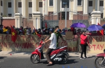 Hàng trăm người dân mua đất căng băng rôn cầu cứu, phản đối ở cổng TAND Cấp cao tại TP. Đà Nẵng