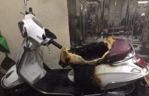 Xe máy Vespa trong ngõ bốc cháy bí ẩn