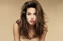 Angelina Jolie: Từ diễn viên nổi loạn đến nữ hoàng từ thiện của thế giới