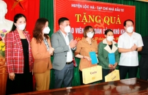Tạp chí Nhà Đầu tư cùng Tập đoàn Flamingo và VPBank tặng quà cho giáo viên có hoàn cảnh khó khăn tại Hà Tĩnh
