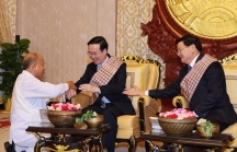 Lào làm nghi lễ buộc chỉ cổ tay cho Chủ tịch nước Võ Văn Thưởng