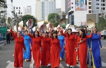 Hơn 6.000 phụ nữ mặc áo dài diễu hành trên đường phố Nha Trang