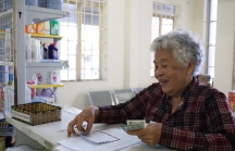 BHXH Việt Nam đã thực hiện chi trả lương hưu, trợ cấp BHXH theo mức mới cho người nhận qua tài khoản ATM