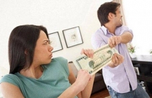 Các ông chồng chú ý: Vợ sẽ bị phạt tiền nếu không cho bạn tiền tiêu xài!