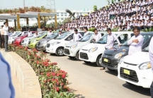 Tỷ phú Ấn Độ mua 1.260 chiếc xe hơi, 400 căn hộ và kim cương đắt tiền tặng cho nhân viên để... tri ân