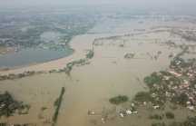 Huyện ngoại thành Hà Nội chìm trong biển nước nhìn từ flycam