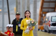 Cận cảnh nhan sắc thiếu nữ tặng hoa Tổng thống Trump ở Hà Nội