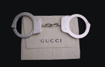 Gần 1,5 tỷ đồng là cái giá phải trả để sở hữu chiếc còng tay bằng bạc của Gucci