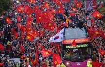 Biển cờ hoa chào đón những người hùng  U23 Việt Nam trở về nhà