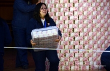 Nhân viên Trung Quốc khệ nệ bê tiền thưởng Tết, hai tay ôm mà vẫn thấy nặng