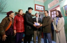 Nói là làm: Tỷ phú Trịnh Văn Quyết tới nhà, trao tận tay tiền thưởng 500 triệu đồng cho Bùi Tiến Dũng