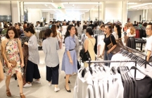 Nielsen: Gần một nửa người Việt dùng tiền nhàn rỗi để mua quần áo mới và đi du lịch