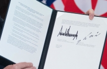 Cận cảnh chữ ký của ông Donald Trump và ông Kim Jong Un trên bản thỏa thuận lịch sử