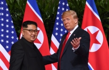 Ông Trump cảm động, vỗ nhẹ vào lưng và chạm vào khuỷu tay ông Kim Jong Un