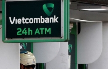 Sau 2 tháng tạm ngưng theo chỉ đạo của NHNN, ngân hàng lại tăng phí rút tiền ATM nội mạng như ban đầu