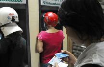 Yêu cầu bốn ngân hàng 'bắt tay' tăng phí rút tiền nội mạng ATM báo cáo
