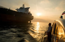Lệnh cấm vận Iran có thể đẩy giá dầu thô lên trên 90 USD/thùng vào cuối năm