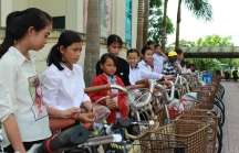 Trao tặng 100 chiếc xe đạp “tiếp sức đến trường” cho học sinh nghèo