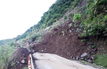 Hàng trăm khối đất đá đổ xuống quốc lộ 279 D, giao thông tê liệt
