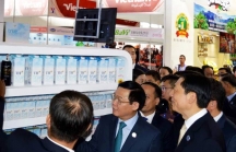 Phó Thủ tướng Vương Đình Huệ thăm gian hàng TH tại Trung Quốc