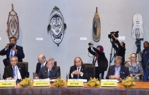 Thủ tướng Nguyễn Xuân Phúc bắt đầu hoạt động tại Hội nghị Cấp cao APEC
