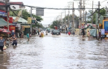 Cận cảnh: Người dân TP.HCM chống chọi với ngập sau bão số 9