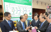 Thủ tướng ghé thăm gian hàng triển lãm của Viện Kinh tế Nông nghiệp hữu cơ và Lavifood
