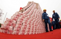 Công ty Trung Quốc chơi trội thưởng tết bằng cả tháp tiền