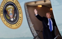 Tổng thống Trump lên Air Force One để tới Việt Nam