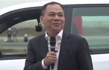 Tỷ phú Phạm Nhật Vượng lái thử xe Vinfast và tuyên bố sẽ thay chiếc Lexus 570 ‘yêu quý” bằng ô tô ‘của nhà’