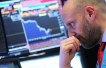 Dow Jones giảm hơn 450 điểm, S&P 500 có phiên giao dịch tệ nhất kể từ tháng 1