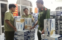 Bắt giữ hàng trăm thùng sữa không được phép lưu hành tại Việt Nam