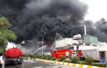 Bình Dương: Cháy lớn tại xưởng sản xuất băng keo trong khu công nghiệp Việt Hương 1