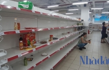 Vét sạch hàng thanh lý siêu thị Auchan trước ngày đóng cửa, dân tranh mua, hoá đơn dài cả mét