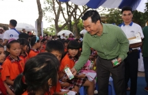 Quỹ sữa vươn cao Việt Nam và Vinamilk trao tặng 44.709 ly sữa cho trẻ em tỉnh Hưng Yên