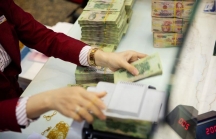 Bloomberg: Đi mua nhà, người Việt Nam vẫn cầm theo vàng và tiền mặt