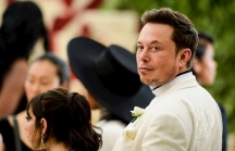 Đến Mỹ với 2.000 USD và vali đầy sách, “gã điên” Elon Musk nay đã 'dưới vài người, trên tỷ người'