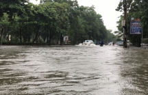 Mưa lớn kéo dài khiến đường phố 'biến thành sông' ở Nghệ An