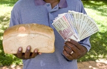 Nơi 100 tỷ chỉ đủ mua 1 ổ bánh mì, cựu đệ nhất phu nhân 'đốt tiền' xả láng