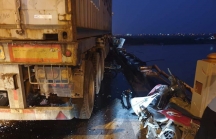 Tài xế xe container tông văng người đi xe máy xuống sông Hồng ra trình diện công an