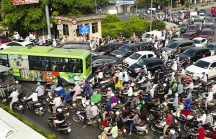 Giao thông 'nghẹt thở' trên những tuyến đường Hà Nội dự kiến mở làn riêng cho xe buýt