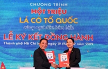 Nam A Bank trao cờ tổ quốc chung tay bảo vệ biển đảo Việt Nam