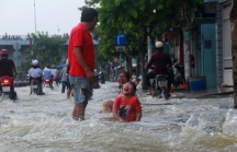 Triều cường dâng cao, người dân Sài Gòn 'bì bõm' trong biển nước