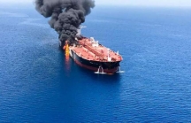 Giá dầu tăng 2% sau khi Iran thông báo tàu chở dầu trúng hai tên lửa