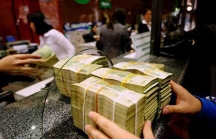 Tiền gửi của dân cư tại các ngân hàng bất ngờ sụt giảm gần 14.000 tỷ đồng