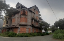 'Thủ phủ' của những căn biệt thự 'ma' giá hàng chục tỷ đồng bị bỏ hoang ở TP.HCM