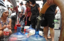 Người dân Hà Nội 'đội mưa vật vạ xin nước sạch'