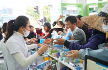 Bỏ tiền túi, chủ siêu thị thuốc gom khẩu trang phát miễn phí cho người dân Hà Tĩnh