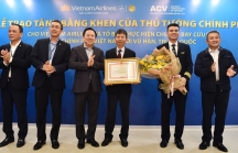Thủ tướng tặng bằng khen cho tổ bay Vietnam Airlines đến Vũ Hán đón công dân về nước